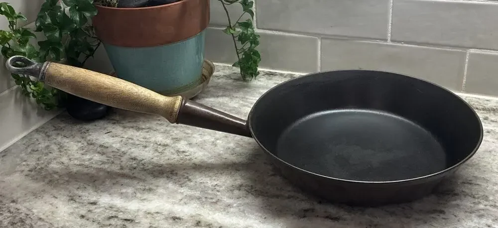 VTG Le Creuset #24 Wood Hanging Handle Chef Skillet Brown Enamel Cast Iron R13